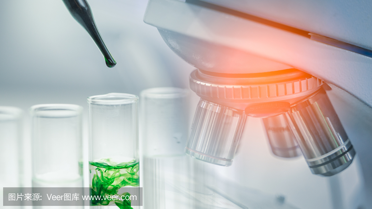 将化学液体滴入试管,实验室研发理念。科学家进行化学或药物试验